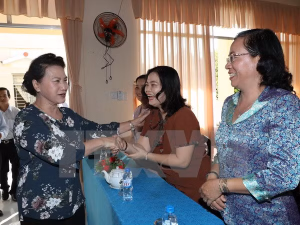 国会主席阮氏金银接触芹苴市选民 ảnh 1 国会主席阮氏金银接触芹苴市选民 ảnh 1