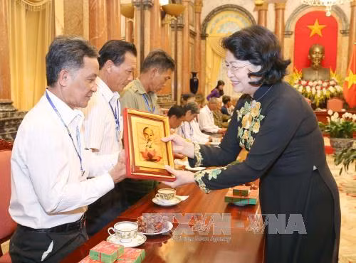 越南国家副主席邓氏玉盛会见后江省革命有功者代表团 ảnh 2 越南国家副主席邓氏玉盛会见后江省革命有功者代表团 ảnh 2