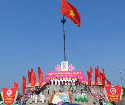 “统一江山”升旗仪式在广治省隆重举行 ảnh 1