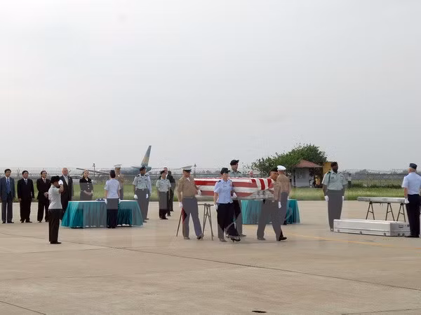 美国军人遗骸归国仪式在岘港市举行 ảnh 1