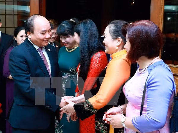 政府总理阮春福与越南驻菲律宾大使馆干部职员和旅菲越侨会面 ảnh 1