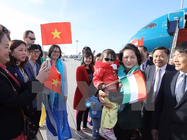 越南国会主席阮氏金银抵达布达佩斯 开始对匈牙利进行正式访问 ảnh 1