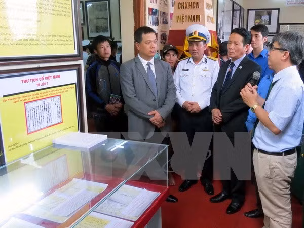 “黄沙和长沙群岛归属越南:历史证据和法律依据”资料图片展在广南省举行 ảnh 1 “黄沙和长沙群岛归属越南:历史证据和法律依据”资料图片展在广南省举行 ảnh 1