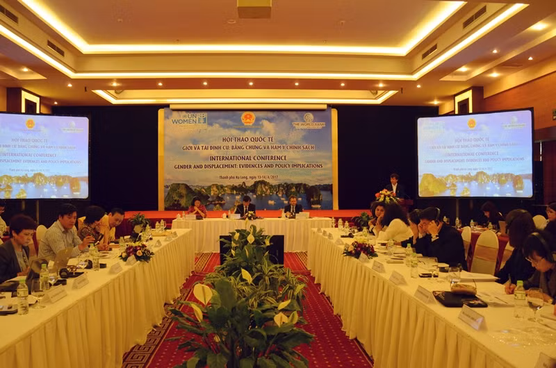性别与安置国际研讨会：土地所有权是提高妇女地位的关键 ảnh 1