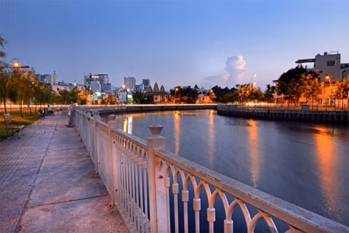 越南南方解放42周年：胡志明市的城市面貌焕然一新 ảnh 7