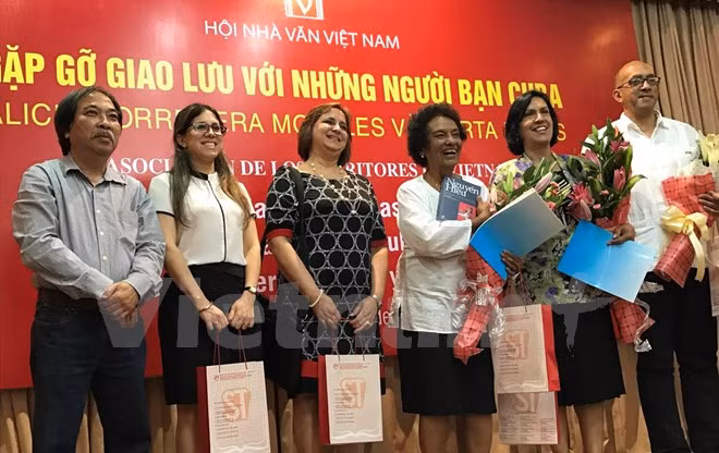 越南作家协会与古巴人民友好协会举行会面交流会 ảnh 1