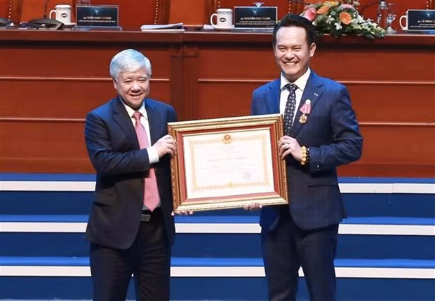 邓鸿英当选第7届越南青年企业家协会中央委员会主席 ảnh 2 邓鸿英当选第7届越南青年企业家协会中央委员会主席 ảnh 2