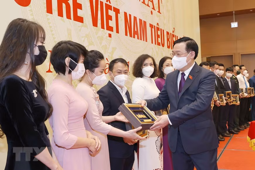 越南国会主席王廷惠会见2021年越南青年医师典范代表 ảnh 2
