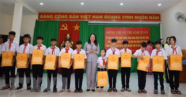 国家副主席武氏映春在得乐省社会福利中心开展慰问活动 ảnh 1 国家副主席武氏映春在得乐省社会福利中心开展慰问活动 ảnh 1