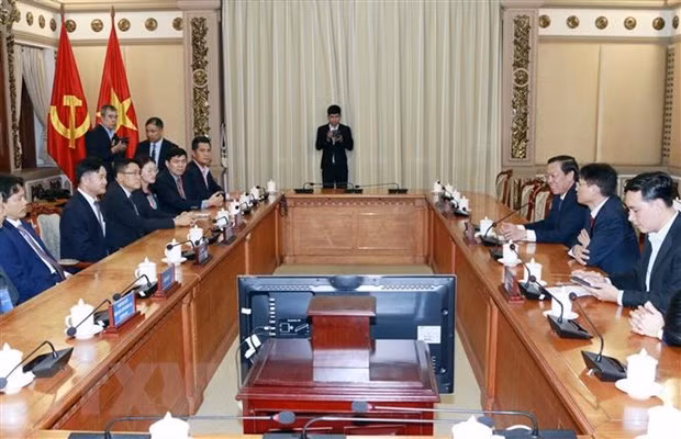 胡志明市领导会见老挝和柬埔寨学者 ảnh 1