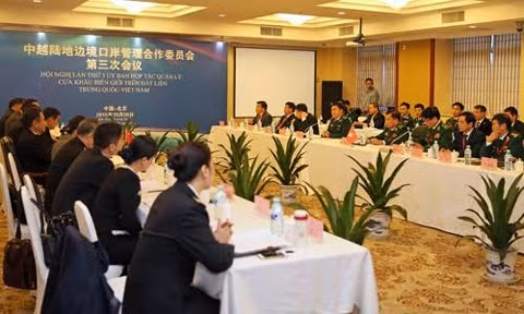 越中陆地边境口岸管理合作委员会第三次会议在北京举行 ảnh 1