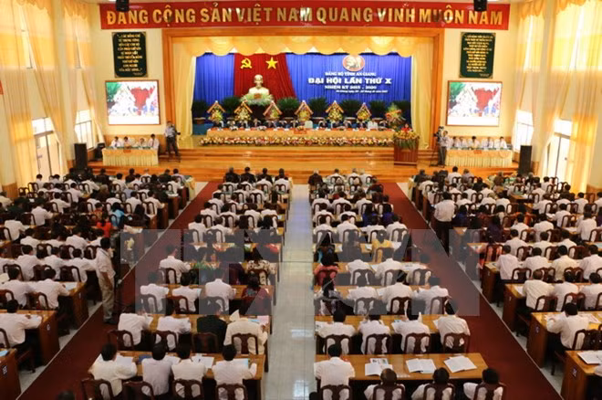 丁世兄同志出席越共安江省第十次代表大会 ảnh 1 丁世兄同志出席越共安江省第十次代表大会 ảnh 1