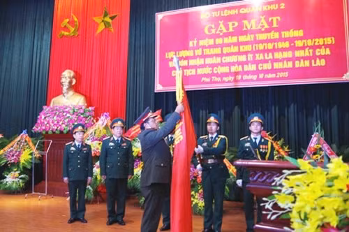 越南人民军第二军区荣获老挝国家高贵的一级伊莎拉勋章 ảnh 1 越南人民军第二军区荣获老挝国家高贵的一级伊莎拉勋章 ảnh 1