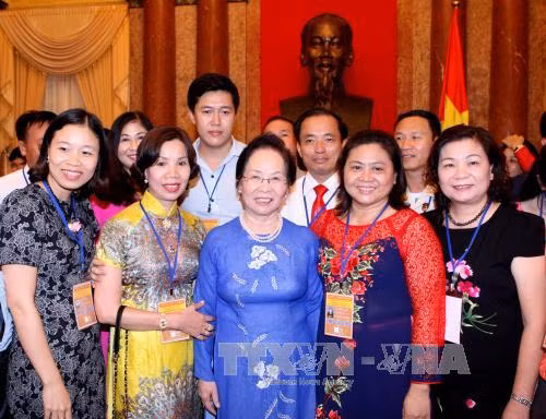越南国家副主席阮氏缘会见全国企业界模范代表 ảnh 1 越南国家副主席阮氏缘会见全国企业界模范代表 ảnh 1