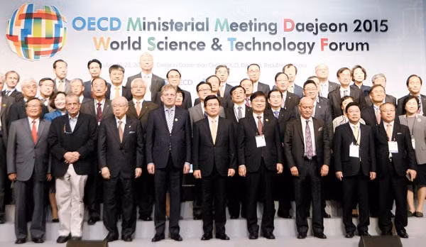 2015世界科技峰会在韩国落幕 ảnh 1