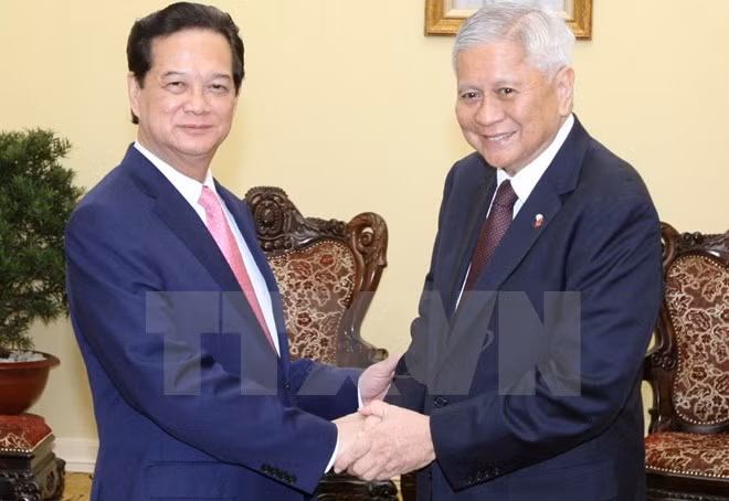 越南政府总理阮晋勇会见菲律宾外交部长 ảnh 1