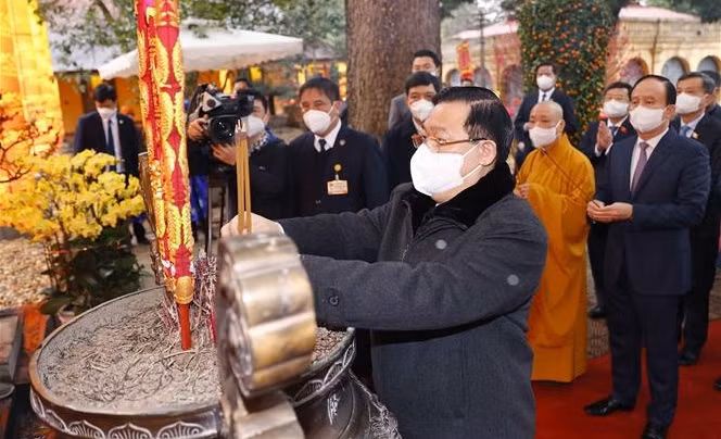 国会主席王廷惠前往升龙皇城上香缅怀国家功臣丰功伟绩 ảnh 2