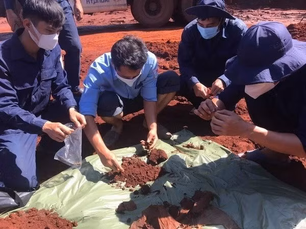 越南第七军区举行在柬牺牲越南志愿军烈士遗骸搜寻归宿工作组出征仪式 ảnh 1 越南第七军区举行在柬牺牲越南志愿军烈士遗骸搜寻归宿工作组出征仪式 ảnh 1