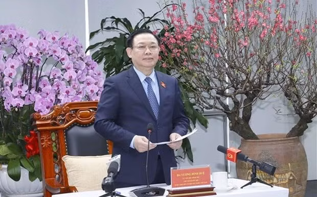 国会主席王廷惠与工贸部和越南纺织集团举行工作会谈 ảnh 1
