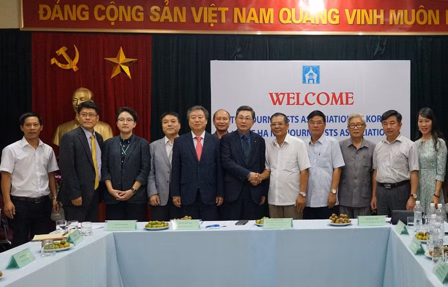 河内与韩国加强新闻业务合作 ảnh 1