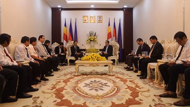 柬埔寨农林渔业部领导会见越南橡胶工业集团董事长陈玉顺 ảnh 1
