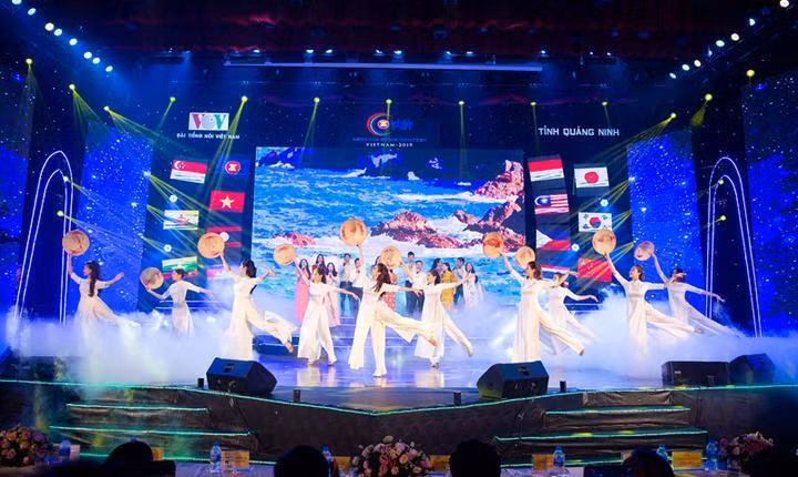 东盟加三歌唱大赛在广宁省下龙市开幕 ảnh 1