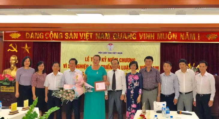 俄罗斯“和平之路”国际基金会主席荣获越南律师协会纪念章 ảnh 1