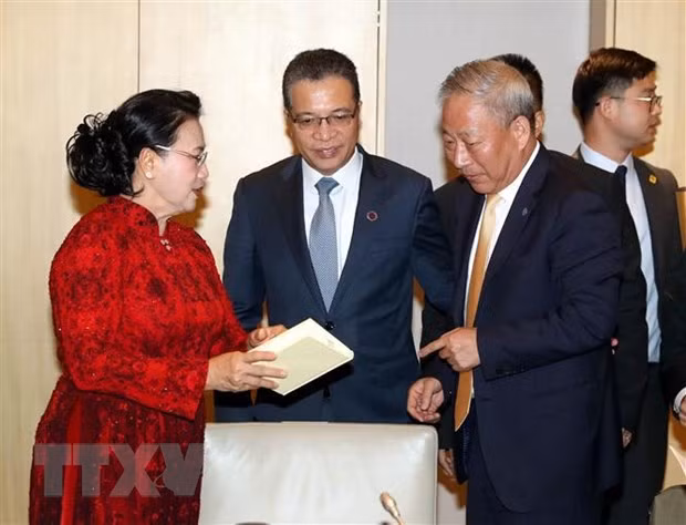 越南国会主席阮氏金银会见中国企业代表 ảnh 2