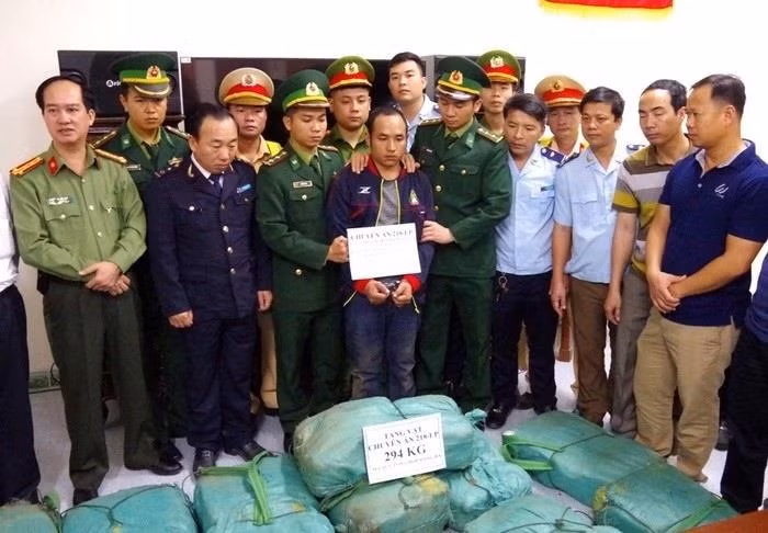 山罗省边防部队与老挝安全力量配合预防打击毒品罪犯 ảnh 1