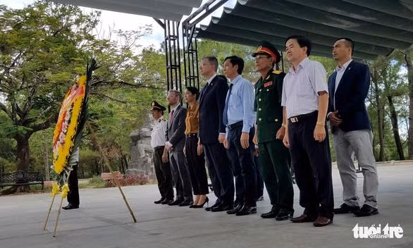 美国驻越大使克里滕布林克拜谒长山国家烈士陵园 ảnh 2 美国驻越大使克里滕布林克拜谒长山国家烈士陵园 ảnh 2