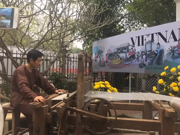 庆祝越意建交45周年之2018年越南-意大利秋冬时装周在河内举行 ảnh 2