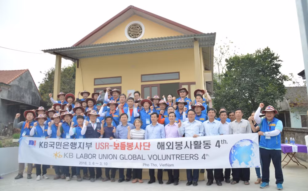 韩国国民银行向富寿省贫困户赠送20间“希望之屋” ảnh 2 韩国国民银行向富寿省贫困户赠送20间“希望之屋” ảnh 2