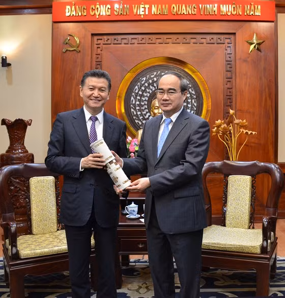 胡志明市市委书记阮善仁会见世界国际象棋联合会主席伊柳姆日诺夫一行 ảnh 2