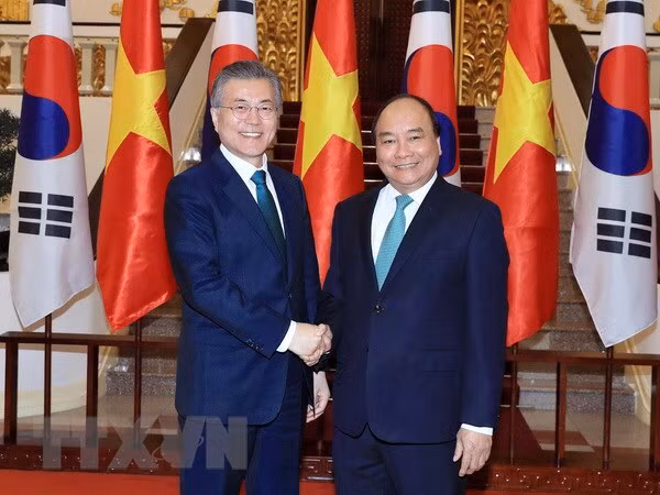 越南政府总理阮春福会见韩国总统文在寅 ảnh 1 越南政府总理阮春福会见韩国总统文在寅 ảnh 1