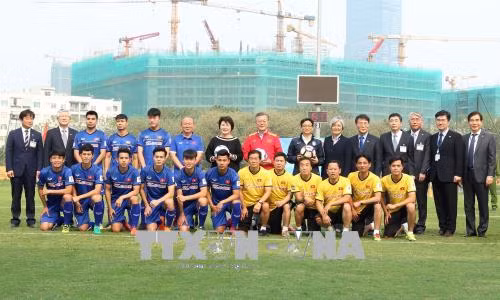 韩国总统文在寅与越南U23国家队和主教练朴恒绪进行交流 ảnh 1