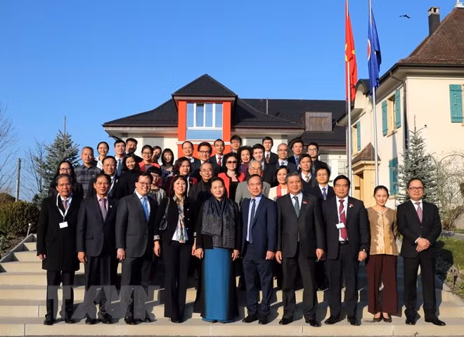 国会主席阮氏金银会见印尼国会议长 会见旅瑞越侨社群代表 ảnh 2