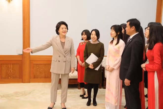 韩国总统文在寅夫人金正淑会见在韩越南留学生代表 ảnh 2