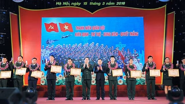 2017年越南全军模范青年表彰大会在河内举行 ảnh 1