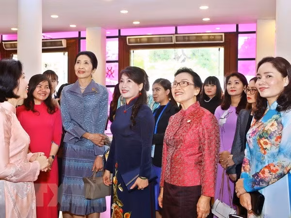 ＧＭＳ国家领导人夫人探索越南文化遗产以及越南妇女的生活 ảnh 1