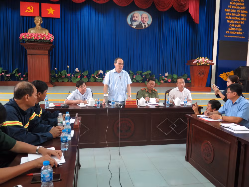 胡志明市市委书记阮善仁亲自慰问火灾事故受灾家庭 ảnh 1 胡志明市市委书记阮善仁亲自慰问火灾事故受灾家庭 ảnh 1