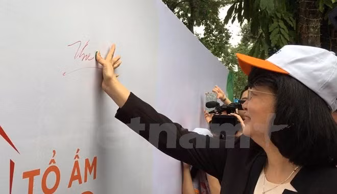 越南正式发起“创建无烟家庭”运动 ảnh 1