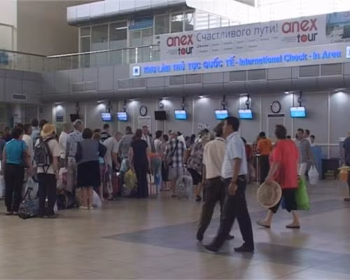 越南航空局严处殴打中国乘客的机场工作人员 ảnh 1