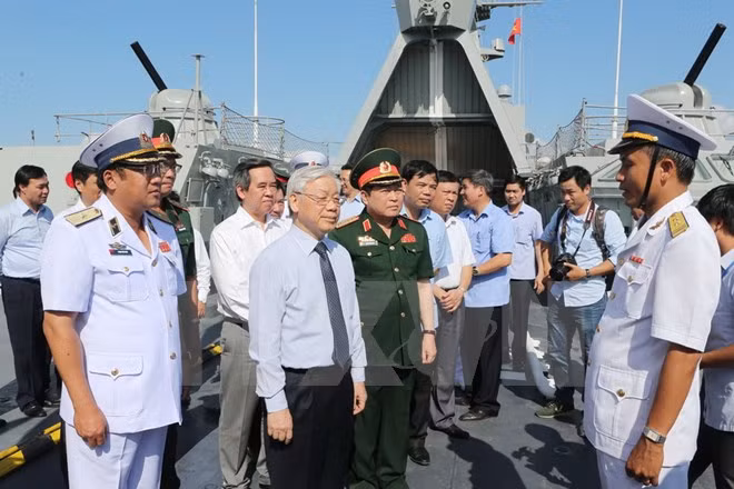 越共中央总书记阮富仲调研海军第四区 ảnh 1