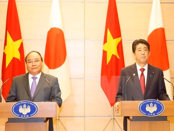 阮春福总理与日本首相安倍晋三举行联合记者会 ảnh 1