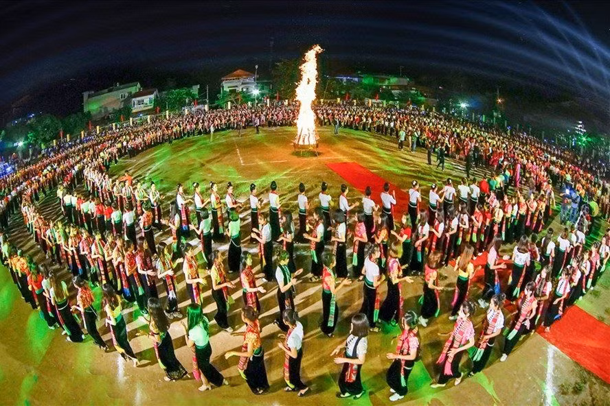 安沛省为“傣族群舞”人类非物质文化遗产代表作名录证书颁证仪式做好准备 ảnh 2