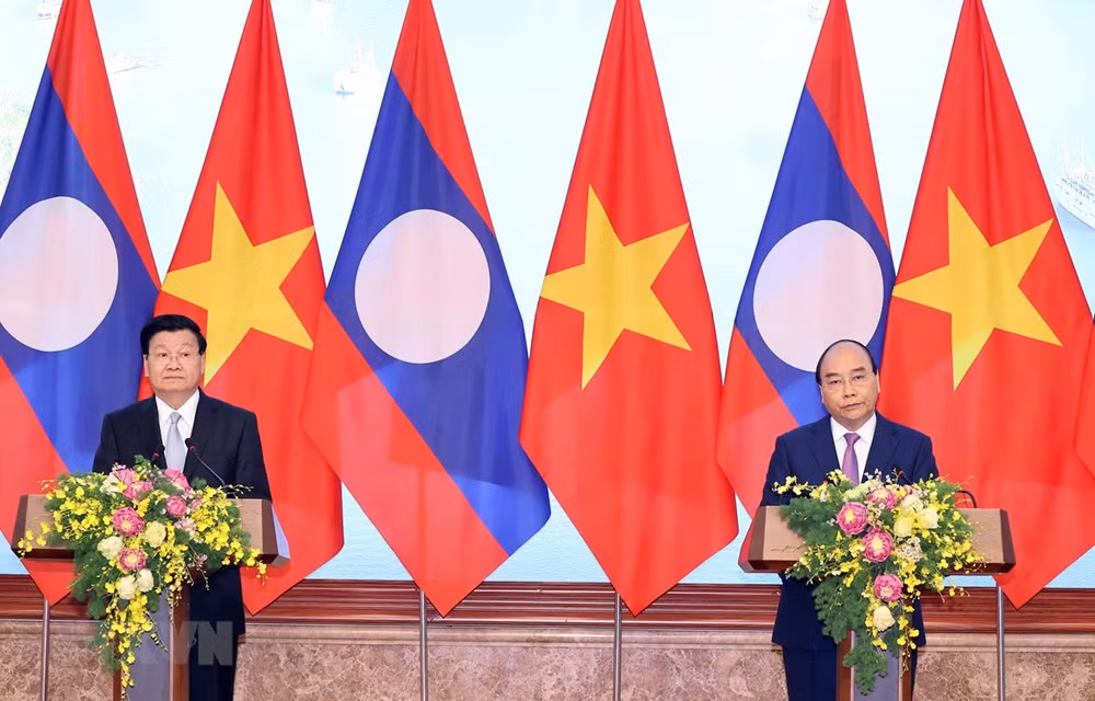 老挝政府总理圆满结束对越南的访问并出席越老政府间联合委员会第43次会议后启程回国 ảnh 1