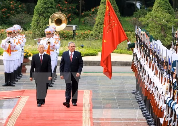 越南党和国家领导人向古巴领导人致贺电 ảnh 1