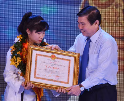 越南胡志明市六人荣获2015年优秀模范公民称号 ảnh 1