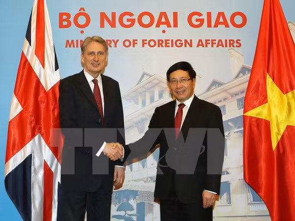 越南政府副总理兼外长范平明与英国外交大臣哈蒙德举行会谈 ảnh 1
