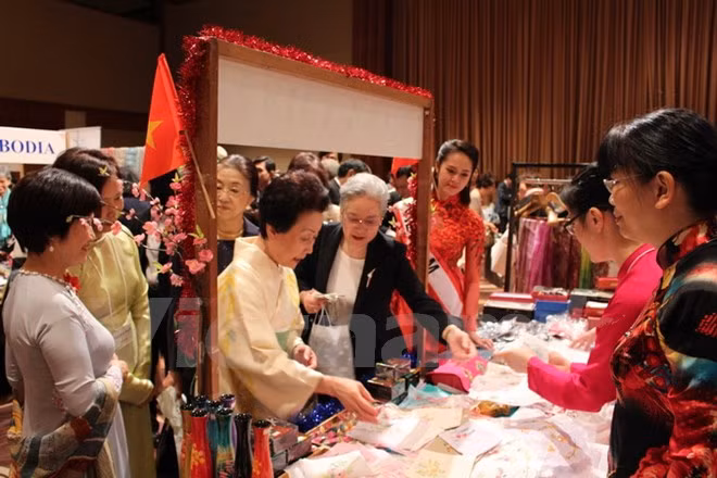 越南参加亚太妇女协会的慈善义卖活动 ảnh 1